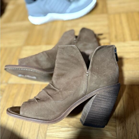 Vince Camuto Open Toe Zip Back Ankle Boot Heels Women's Size 8 Tan - Picture 2 of 6
